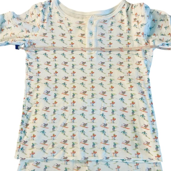 Lila and Hayes White Pajama Set with Long Sleeves and a Ski Pattern Size 6 - Picture 3 of 10